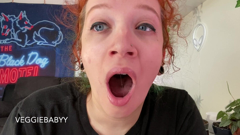 Veggiebabyy: Fată obosită căscă în timp ce se pregătește
