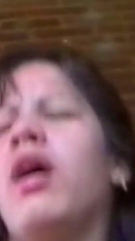 Dojrzała brunetka milf bierze każdy gruby cal głęboko