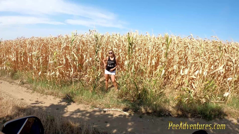 Pee Adventures: Pisella in un campo di grano e bagnata la gonna