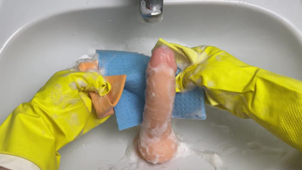 Cherryonthecake231: Hot housewife washes dildo after her pussy