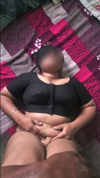 Siyah bluzlu seksi desi ev hanımı sert sikiliyor ve amcığı dölleniyor