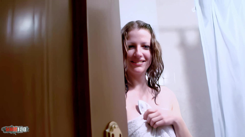 MMM100: Emy Nadržená brunetka Emy dělá striptýz ve sprše