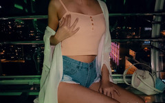 babeneso: 在摩天轮上吞下他的精液