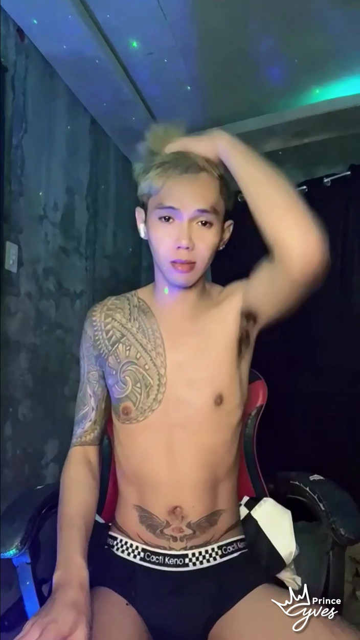 Prince-Yves: เกย์หนุ่มเงี่ยนหมึกโชว์เว็บแคมสด