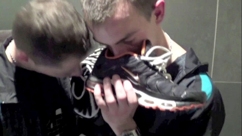 Sneaker gay: Chico escalar follando en zapatillas