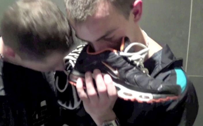 Sneaker gay: Chico escalar follando en zapatillas