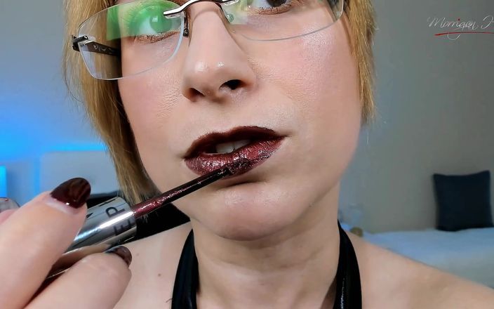 Morrigan Havoc: Aplicação metálica de batom marrom e provocação labial