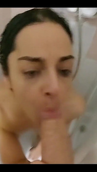 Lo chupo en la ducha