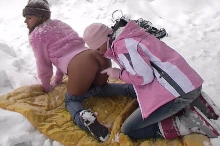 Planete Francaise: Lésbicas gostosas da França estão aqui para brincar na neve