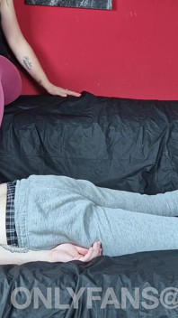 Ölige rückenmassage mit heißen amateur-füßen