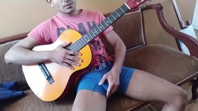 trebol_Jess: Musiker wichst auf seiner gitarre, wirf seine ganze milch darauf...