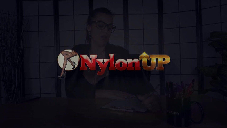 FootFetish Girls With Sex Toys and Nylons: Возбужденная и грудастая телочка Diana Zilli обожает мастурбировать и позирует ее идеальными ступнями в офисе