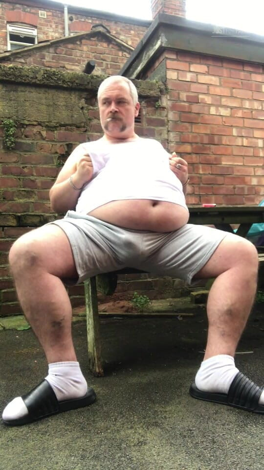 B A Bear: Fat Dad Smoking &amp; Wanking in the Alley