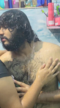 Cuplu sexy cu romantism la baie