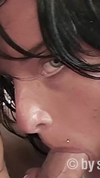 ゴージャスなお尻と素晴らしいおっぱいを持つブルネットの熟女