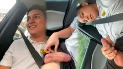 Mi eccito dentro l'Uber e l'autista mi tocca il cazzo