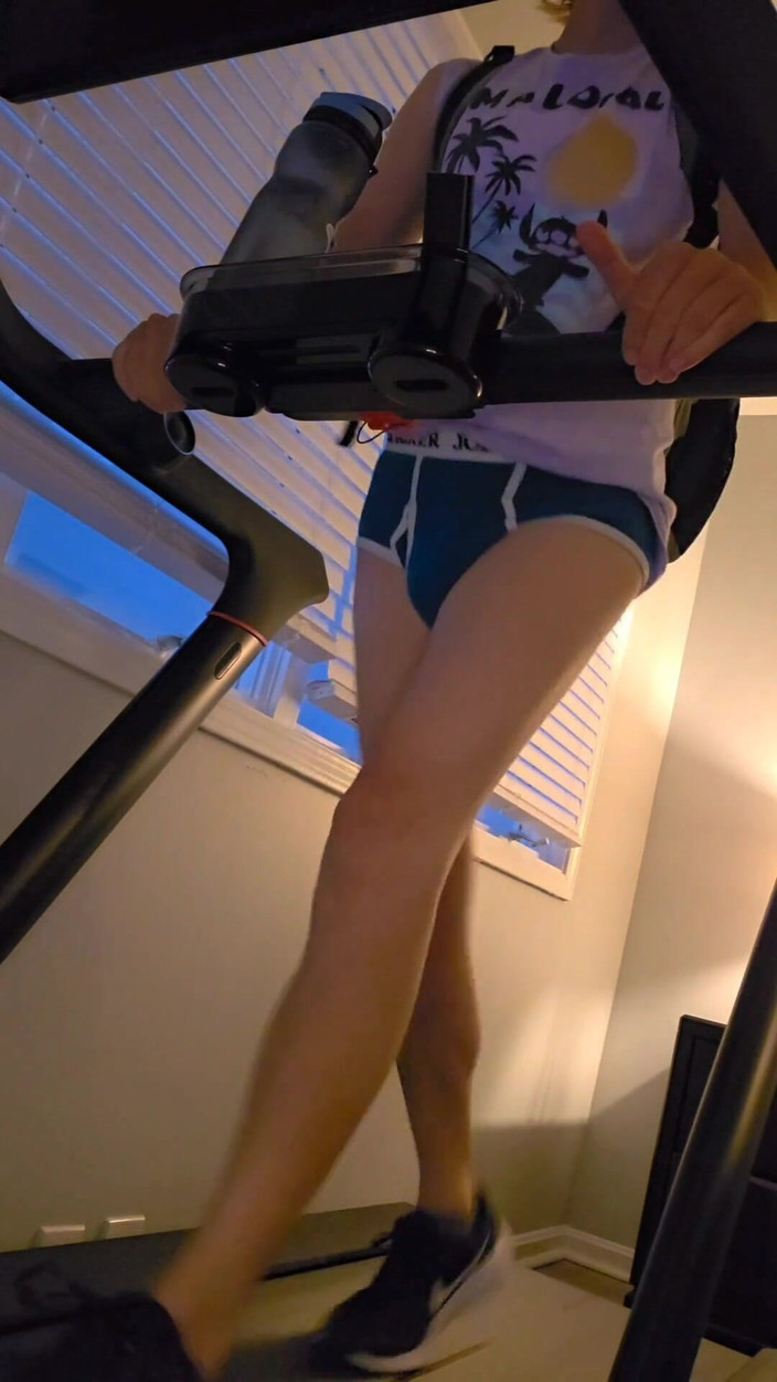 Kinkytwinkpamps: 속옷을 입고 러닝머신에서 달리는 트윈크