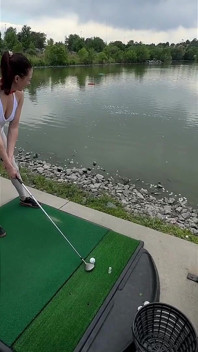 Întâlnirea cu golf se transformă în muie pe acoperiș cu o roșcată sexy