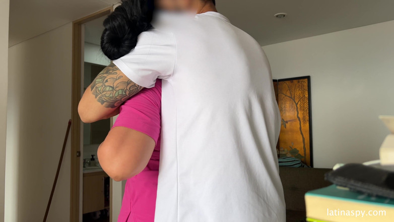 Latinaspy: Pembantu rumah dengan pantat besar membersihkan apt kemudian menyentak bosnya...
