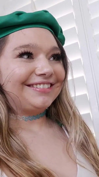 Sentada en la cara divertida con la exploradora Mia Kay