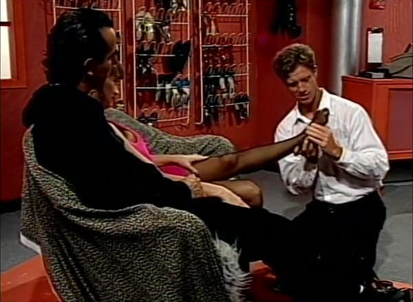Feet Lovers Creed: Ступни брюнетки с большой грудью пососали во время тройничка