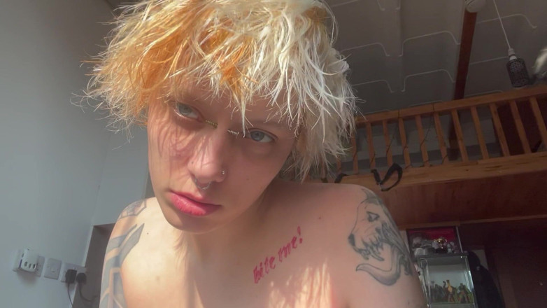 Glitterqueen1999: No Makeup Goth Girl in the Sun Flares Piggy Nose