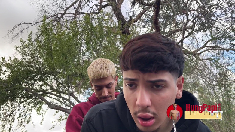 Hung Papi: Dotado papi al aire libre follando twink sin cortar folla...