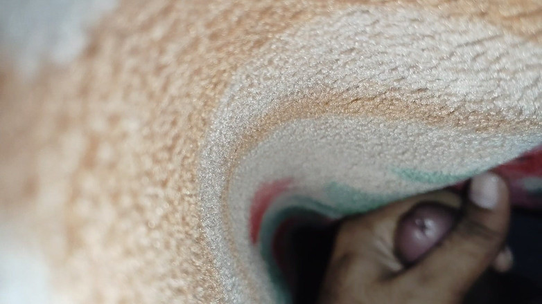 Xxxboyengi: 블랭킷 아래에서 자위하는 핫한 Deshi College Boy