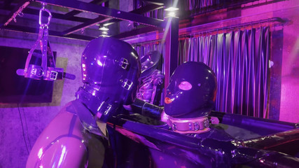 Rubber pervs: Збоченець у вакуумній вежі з ava fetishart трахає гуму - частина 2