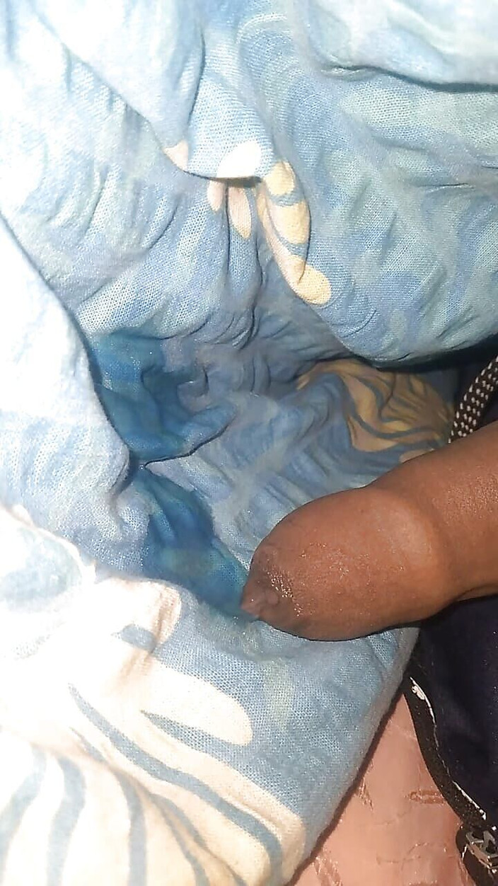 Hottypussy18: 另一个 Banger 在 Razai 上自慰