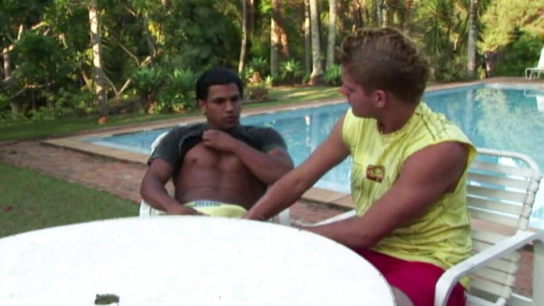 Latino Fucker: セクシーなラテン系ストレートは屋外で彼のゲイの友人を犯した