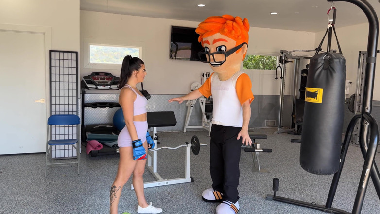 PornDudeCasting: Gal Ritchie's Sexy Training Sesh cu un tip porno