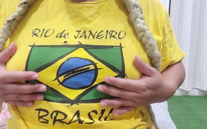 Paty Bumbum: Follando el coño peludo con consolador