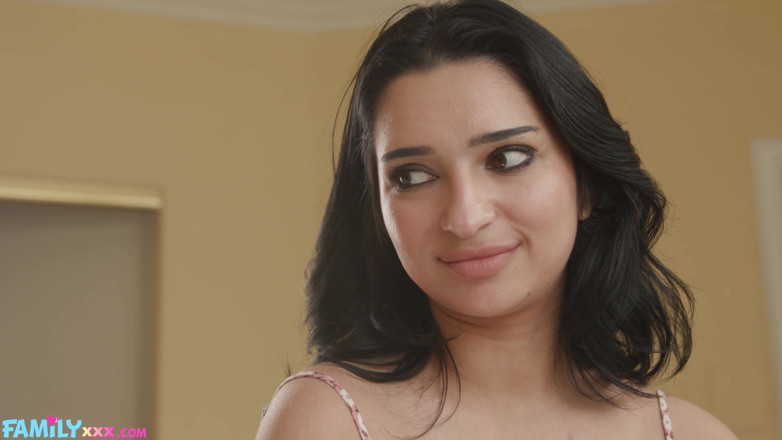 FamilyXXX: Kiana Kumani fa riempire il fratellastro