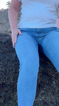 Pipì in Jeans Attillati Sulla Spiaggia Pubblica