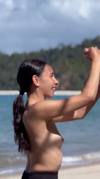 Boquete e punheta na melhor praia com uma carga de engolir