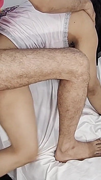 Meu pau grande entrou na bunda dela, seus olhos se abriram durante foda hardcore anal de quatro