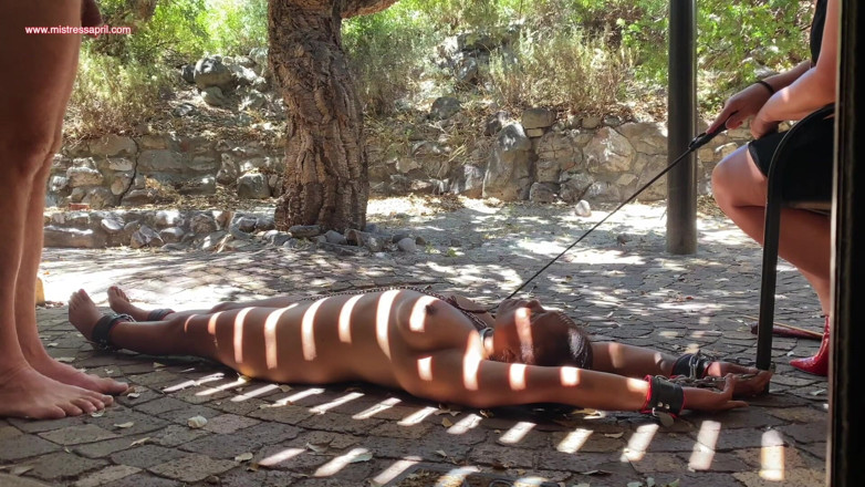 Mistress April: Dominatrice Padrona Aprile - Tormento in giardino per rosa