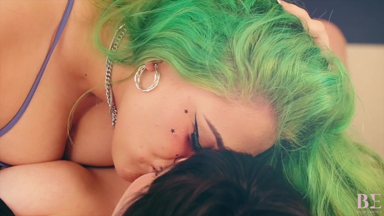 Blush erotica: İri güzel kadın Lena Marie ile lezbiyen ateşli seks