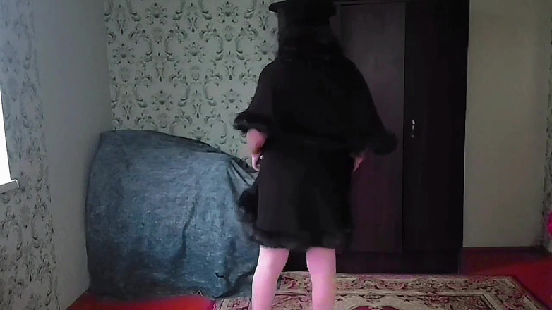 Kitty_Cross: सेक्सी महिला धीरे-धीरे कपड़े उतारती है जबकि आप पर सीधे देख रही है