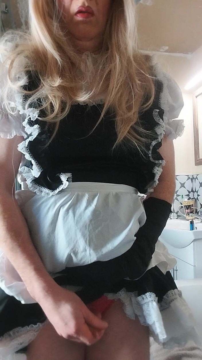 Cindy Belfast: Zlobivá Sissy služka stříká ve službě