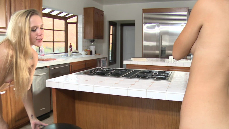 Hand Lotion Studios: Drobné blondýnky mají rády lesbické šukání v kuchyni