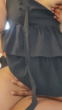 Подруга в чорній сукні катається на південно-індійському чуваку