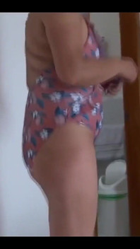 Tôi cạo lông âm hộ lớn của tôi để đi đến bãi biển trong bộ bikini và làm cho những con cu cứng