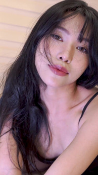Sexy asijská dívka saje a stříká v černých punčochách