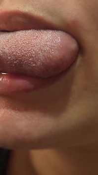 Fétiche de la bouche, fantasme avec sa langue, elle taquine sa bouche de cube