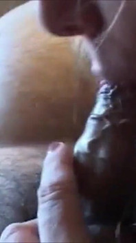 Une vieille excitée aime les bites et les jouets dans ses trous