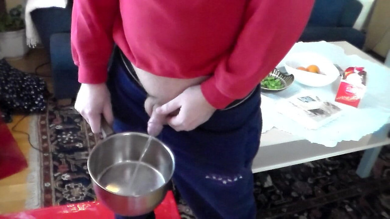 Sex hub male: John sta pisciando in un vaso da cucina