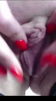 Schöne russische MILF zeigt ihre erstaunlichen schamlippen
