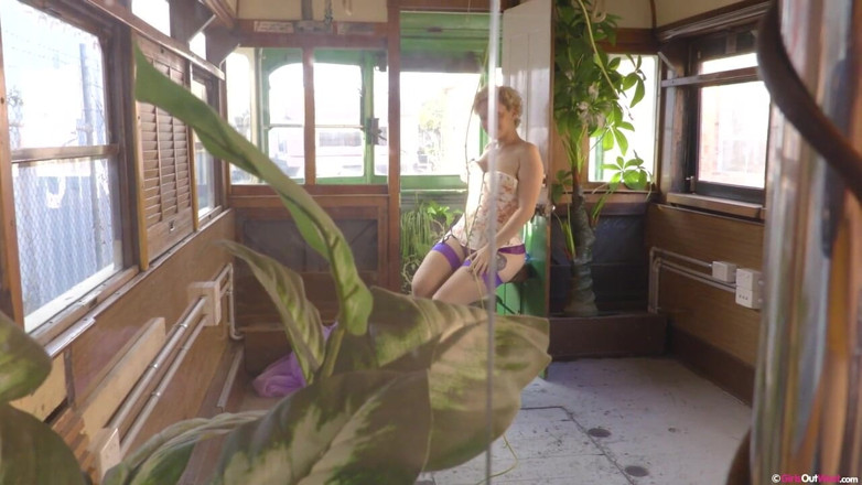 Girls Out West: Büyüleyici büyük memeli sarışın parmaklıyor ve eski tramvayda sızdıran amcığını...